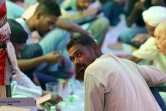 Des Soudanais bloqués, en Arabie saoudite, se retrouvent pour l'iftar collectif, le repas de rupture de jeûne du ramadan, le 27 mars 2024 à Ryad 