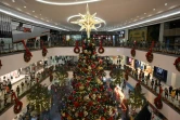 Un arbre de Noël est installé au centre d'un centre commercial à Manille le 7 novembre 2020