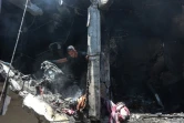 Un homme fouille les ruines d'une maison après un bombardement israélien à Jabalia, dans le nord de la bande de Gaza, le 2 juin 2025