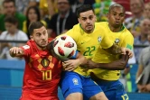 L'attaquant belge Eden Hazard (g) à la lutte avec les Brésiliens Wagner (c) et Fernandinho (d), à Kazan, le 6 juillet 2018