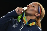 La boxeuse française Estelle Mossely (6-à kg) embrasse sa médaille d'or sur le podium aux JO de Rio, le 19 août 2016