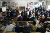 Des réfugiés suivent des cours dans un centre d'accueil le 24 février 2016 à Munich