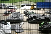Des canots pneumatiques utilisés par les migrants tentant de traverser la Manche depuis la France, stockés dans un entrepôt de l'autorité portuaire de Douvres, dans le sud-est de l'Angleterre, le 21 mai 2025