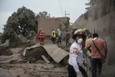 Des sauveteurs partent à la recherche de victimes de l'éruption dans le village de Los Lotes, au Guatemala, le 4 juin 2018