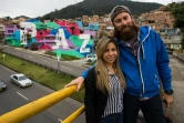 Spag, un des auteurs français de la fresque pose devant l'oeuvre de streetart réalisée sur les façades de maisons du quartier pauvre de Mariscal Sucre, à Bogota le 1er septembre 2016