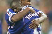 Liliam Thuram (d) dans les bras de Marcel Desailly après avoir marqué, au Stade de Saint-Denis, le 8 juillet 1998
