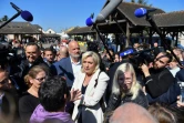 La candidate d'extrême droite Marine Le Pen en campagne à Saint-Remy-sur-Avre (nord-ouest de la France) le 16 avril 2022