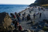 Des migrants arrivent sur la plage de Lesbos le 14 octobre 2015 provenant de Turquie