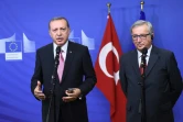 Le président de la Turquie Recep Tayyip Erdogan (G) et le président de la Commission européenne Jean-Claude Juncker prononcent un bref discours, à l'arrivée de M. Erdogan à Bruxelles, le 5 octobre 2015
