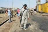Un membre des forces de sécurité irakiennes sur les lieux d'une attaque suicide contre une centrale électrique au nord de Bagdad, le 2 septembre 2017