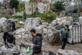 Des réfugiés afghans trient des déchets recyclables dans une décharge à Istanbul, le 18 novembre 2021 en Turquie