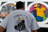 Un supporteur du club brésilien de football de Santos regarde une fresque dessinée par l'artiste brésilien Kobra représentant Pelé, à Santos au Brésil, le 21 octobre 2020 