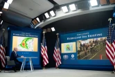 Le président Joe Biden reçoit un briefing de responsables de l'agence américaine de gestion des catastrophes naturelles, à la Maison Blanche le 28 août 2021