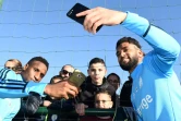 Bouna Sarr (g) et Jordan Amavi (d) prennent des selfies avec de jeunes supporters lors d'un entraînement à Robert-Louis Dreyfus, le 5 janvier 2018