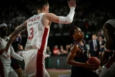 Le meneur de jeu parisien TJ Shorts monte au panier en finale de l'Eurocoupe contre Bourg-en-Bresse à l'Ekinox, le 12 avril 2024 