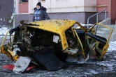 Une voiture détruite à Donetsk, fief de l'est séparatiste prorusse de l'Ukraine, le 9 février 2017