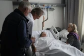 Le Dr Yves de Locht (g) et le Pr Wim Distelmans arrivent dans la chambre d'hôpital de Lydie Imhoff, en présence de Marie-Josée Rousseaux, pour procéder à son euthanasie, le 1er février 2024 en Belgique