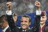 Le Président français Emmanuel Macron se réjouit de la victoire de la France au Mondial de foot, lors de la cérémonie de remise des trophées au stade Lujniki à Moscou le 15 juillet 2018