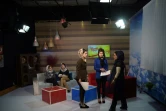 Des Afghanes discutent entre elles avant d'enregistrer une émission matinale à TV-Zan, "la télé des femmes", le 24 mai 2017 à Kaboul