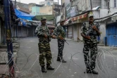 Des forces de sécurité bloquent une rue de Jammu, avant la prière du vendredi, le 9 août 2019 au Cachemire