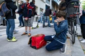 Un garçon ajuste son masque de protection avant d'entrer dans son école primaire, à Paris, le 26 avril 2021