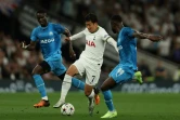 L'attaquant de Tottenham Son Heung-min (c) à la lutte avec le défenseur marseillais Chancel Mbemba (d), le 7 septembre 2022 à Londres  