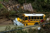Un bus scolaire et autres débris dans une zone inondée près de Jackson, le 31 juillet 2022 dans le Kentucky