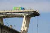 Un camion s'est arrêté devant la partie du pont Morandi qui s'est écroulée, le 14 août 2018 à Gênes