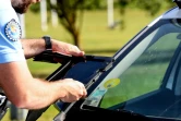 Un gendarme contrôle une vignette Crit'Air à l'aide d'une tablette à Saint-Quentin-Fallavier, près de Lyon, le 27 juin 2019
