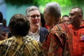 Le Premier ministre britanique Keir Starmer en discussion au sommet  du Commonwealth à Apia, Samoa, le 24 octobre 2024