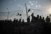 Des migrants attendent d'être enregistrés pour entrer dans un nouveau camp temporaire, sur l'île grecque de Lesbos le 12 septembre 2020