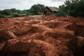 Des trous après l'exhumation de corps d'une fosse commune à Shakahola, près de Malindi, le 25 avril 2023 au Kenya