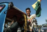 Un homme brandit un drapeau éthiopien penedant la célébration de la libération de  prisooniers du Front de libération du peuple du Tigré à Alamata le 10 décembre 2020