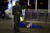 Un militaire à côté du corps d'une victime de l'attaque terroriste le 14 juillet 2016 sur la promenade des Anglais à Nice