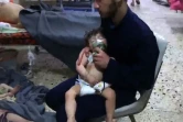 Une image capturée sur une vidéo diffusée par les secouristes syriens en zones rebelles, les Casques blancs, montrant un enfant victime d'une attaque chimique présumée soigné dans un hôpital improvisé de Douma le 8 avril 2018