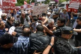 Le porte-parole du parti des Travailleurs Hama Hammami parmi des manifestants contre le référendum du président tunisien Kais Saied, à Tunis, le 4  juin 2022