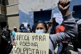 Des opposants à l'ancienne présidente par intérim bolivienne Jeanine Añez manifestent devant les locaux de la police où elle est détenue à La Paz le 14 mars 2021