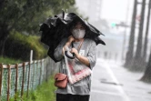 Une femme marche dans la rue à Kagoshima (Japon) alors qu'approche le typhon Haishen le 6 septembre 2020