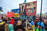 Des partisans de l'ex-président ukrainien Petro Porochenko attendent son arrivée devant l'aéroport de Kiev, le 17 janvier 2022