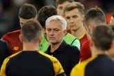 L'entraîneur de l'AS Rome José Mourinho (c) parle à ses joueurs après la finale perdue aux tirs au but contre Séville, le 31 mai 2023 à Budapest 