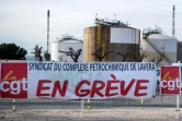 Une banderole de la CGT apposée devant une raffinerie à Lavéra, le 7 janvier 2020