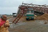 Un échaffaudage renversé par le cyclone Tauktae, le 18 mai 2021 près d'Amreli, en Inde
