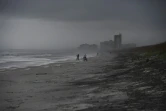 Des cyclistes sur une plage d'Atlantic Beach balayée par des vents violents, le 5 octobre 2016 en Floride à l'approche de l'ouragan Matthew  
