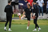 Le capitaine et milieu de la Croatie Luka Modric (c) contrôle le ballon lors d'une séance d'entraînement, le 30 juin 2018 à Nijni Novgorod
