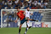 Le milieu espagnol Dani Ceballos (g) à la lutte avec le milieu français Lucas Tousart lors de la demi-finale de l'Euro Espoirs, à Reggio d'Emilie en Italie, le 27 juin 2019