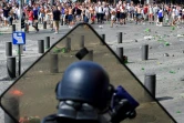 Des supporters anglais affrontent les forces de l'ordre le 11 juin 2016 à Marseille avant un match qui va opposer leur équipe de football à la Russie dans le cadre de l'Euro-2016