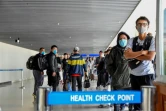 Des passagers en provenance de Chine attendent de passer les contrôles sanitaires à l'aéroport de Dar es Salaam, le 29 janvier 2020 en Tanzanie