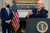 Le juge Stephen Breyer, le jour de la confirmation de sa retraite, avec Joe Biden à la Maison Blanche, le 27 janvier 2022