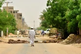 Un habitant de Bahri, en banlieue nord de Khartoum, marche au milieu des barricades erigées par des manifestants, le 9 juin 2019