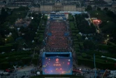 Photo montrant la fan zone du Champ de Mars à Paris pendant le concert, prise de la Tour Eiffel, le 9 juin 2016